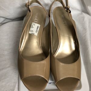 Nine & Co beige 10 patent leather open toe pump